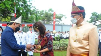 Dalam kesempatan tersebut Nixon memberikan penghargaan karya satya bhakti dan karya purna bhakti kepada para pegawai sesuai masa baktinya, termasuk penghargaan purna bhakti yang diberikan kepada sejumlah pejabat BTN yang saat ini menjabat sebagai direksi perseroan maupun direksi pada BUMN lain. (Dok: BTN)