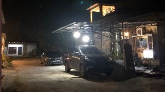 Tak Punya Garasi, Tetangga Malah Pasang Kanopi di Jalanan Umum Buat Parkir Dua Mobilnya: Padahal Profesi Dosen