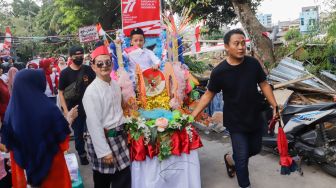 Warga mengikuti Karnaval hari Kemerdekaan di Kebon Baru, Tebet, Jakarta Selatan, Rabu (17/8/2022). [Suara.com/Alfian Winanto]