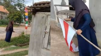 Viral Emak Copot Bendera yang Salah Pasang di Depan Rumah, Warganet: Nemu Dimana Bun?
