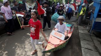 Warga mengikuti pawai kemerdekaan di Jalan Menteng Jaya, Jakarta, Rabu (17/8).  [Suara.com/Oke Atmaja]