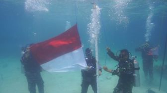 7 Momen Pengibaran Bendera Merah Putih di Berbagai Daerah, dari Lereng Gunung hingga Dasar Laut