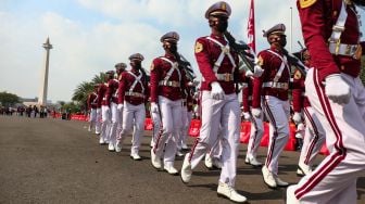 Personil gabungan saat Parade Kirab Bendera Pusaka dari Monas menuju Istana Merdeka di Jakarta Pusat, Rabu (17/8/2022). [Suara.com/Alfian Winanto]