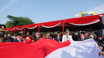Ganjar Bentangkan Bendera Merah Putih Bersama Serikat Buruh di HUT RI ke-77