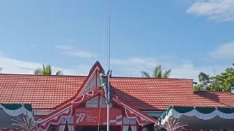 Aksi Heroik Rajili Panjat Tiang Bendera Bikin Salut Bupati Sambas Satono: TIdak Semua Orang Berani