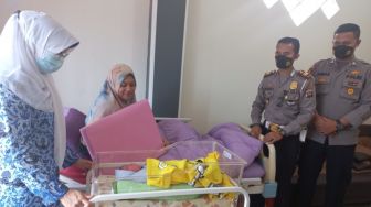Dua Bayi Lahir Pada Hari Kemerdekaan RI di Satu Klinik Bersalin Bukittinggi