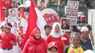 Warga mengikuti pawai kemerdekaan di Jalan Menteng Jaya, Jakarta, Rabu (17/8).  [Suara.com/Oke Atmaja]