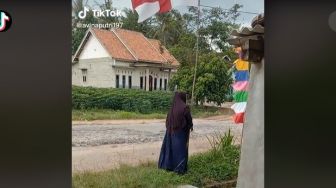 HUT RI Malah Pasang Bendera Inggris, Emak-Emak Salting: Pikirku Merah Putih Juga