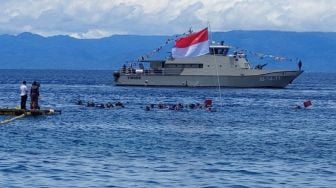 77 Penyelam Upacara HUT RI di Bawah Laut Maluku Utara