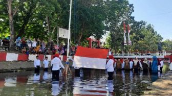 Warga Sumenep Gelar Upacara Bendera Sambil 'Nyemplung' ke Sungai: Agar Orang Tak Buang Sampah Sembarangan