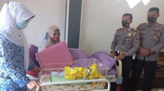 Pada HUT RI, Dua Bayi Lahir di Satu Klinik Bersalin