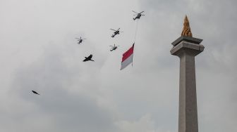 Pengibaran Bendera Merah Putih di Langit Jakarta