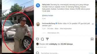 Ibu-ibu Pergoki Seorang Pria yang Diduga Mau Curi Motor, Warganet: Jangan Remehkan Suara Emak-emak