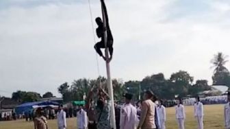 Upacara di Lotim Diwarnai Insiden Bendera Terbalik, Satpam Langsung Panjat Tiang