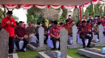 Saat HUT ke-77 RI, Elite PDIP Kunjungi TMP Kalibata, Gelar Doa dan Tabur Bunga ke Makam Pahlawan Hingga Tjahjo Kumolo