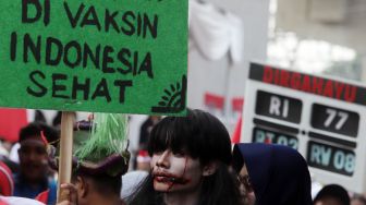 Warga mengikuti pawai kemerdekaan di Jalan Menteng Jaya, Jakarta, Rabu (17/8).  [Suara.com/Oke Atmaja]