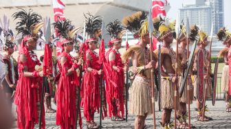 Sejumlah pasuka pengawal bendera mengenakan baju adat ketika Parade Kirab Bendera Pusaka dari Monas menuju Istana Merdeka di Jakarta Pusat, Rabu (17/8/2022). [Suara.com/Alfian Winanto]