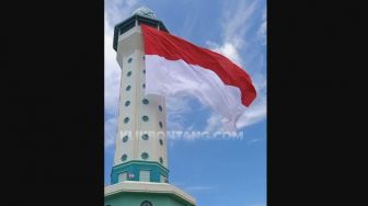 Keren! Bendera Merah Putih Sepanjang 20x15 Meter Berkibar di Menara Masjid Al-Hijrah Bontang