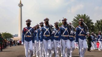 Atraksi personel gabungan saat Parade Kirab Bendera Pusaka dari Monas menuju Istana Merdeka di Jakarta Pusat, Rabu (17/8/2022). [Suara.com/Alfian Winanto]