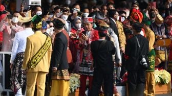 Presiden Joko Widodo mengenakan baju adat Dolomani dari Buton menyapa masyarakat yang hadir pada Upacara Peringatan Detik-Detik Proklamasi Kemerdekaan ke-77 Republik Indonesia di Istana Merdeka, Jakarta, Rabu (17/8/2022).  ANTARA FOTO
