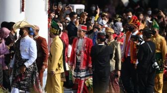 Presiden Joko Widodo mengenakan baju adat Dolomani dari Buton menyapa masyarakat yang hadir pada Upacara Peringatan Detik-Detik Proklamasi Kemerdekaan ke-77 Republik Indonesia di Istana Merdeka, Jakarta, Rabu (17/8/2022).  ANTARA FOTO
