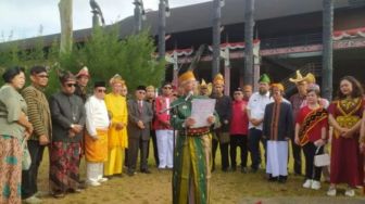 24 Etnis di Kalimantan Barat Gelar Upacara Pengibaran Bendera Merah Putih Menggunakan Pakaian Adat
