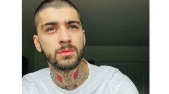 VIDEO Zayn Malik Nyanyi Lagu One Direction Bikin Mewek, Langsung Diminta Reunian