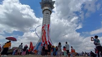 Waduh! Baru Berkibar 20 Menit, Kain Merah Putih Sepanjang 45 Meter di Menara Teratai Purwokerto Lepas Tertiup Angin