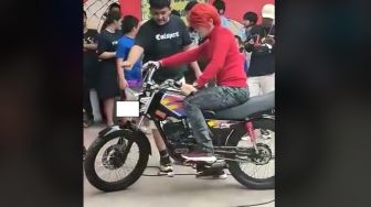 Viral Pesulap Merah Kepergok Tunggangi Yamaha RX-King, Warganet: Siap Balap Sama Samsudin