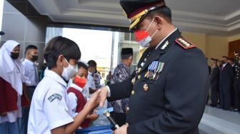 Hari Kemerdekaan RI, Kapolresta Solo Berikan Beasiswa Bagi Putra Putri Polri yang Berprestasi