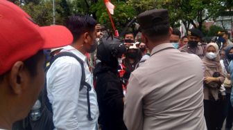 Pakai Helm Ditempeli Pisau dan Gunting, Seorang Pria Ditangkap Polisi di Depan Istana Merdeka