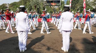 Atraksi pasukan marching band saat Parade Kirab Bendera Pusaka dari Monas menuju Istana Merdeka di Jakarta Pusat, Rabu (17/8/2022). [Suara.com/Alfian Winanto]