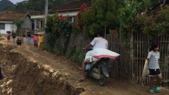 Sungai Ciujung Meluap, Jalan di Desa Parakan Besi Lebak Longsor