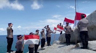 Polres Anambas Kibarkan Bendera Indonesia di Tiga Pulau Terluar di Kepulauan Riau