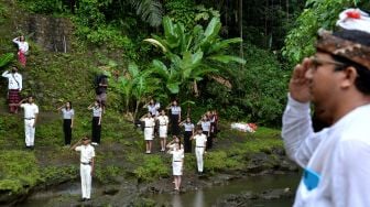 Warga mengikuti upacara bendera memperingati HUT ke-77 Kemerdekaan RI di Sungai Tukad Oos, Ubud, Gianyar, Bali, Rabu (17/8/2022).  ANTARA FOTO/Fikri Yusuf