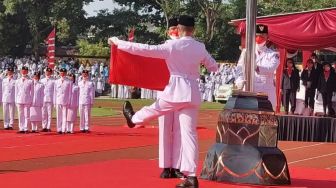 Bendera Merah Putih Tak Berkibar di Stadion Sriwedari Gara-gara Pengait Putus, Gibran Justru Beri Respon Mengharukan
