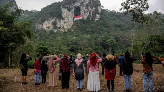 Warga melaksanakan upacara kemerdekaan di Geotheater Tebing Hawu, Padalarang, Kabupaten Bandung Barat, Jawa Barat, Rabu (17/8/2022). ANTARA FOTO/Raisan Al Farisi
