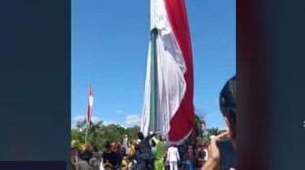 Viral Gotong Royong Warga Kibarkan Bendera Merah Putih Raksasa di Masjid Tiban Malang, Warganet: Merinding