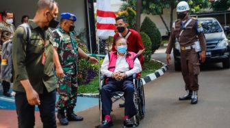 Tersangka kasus dugaan tindak pidana korupsi dan pencucian uang Surya Darmadi (tengah) dibawa keluar dengan menggunakan kursi roda saat tengah menjalani pemeriksaan di Kejaksaan Agung, Jakarta Selatan, Kamis (18/8/2022). [Suara.com/Alfian Winanto]