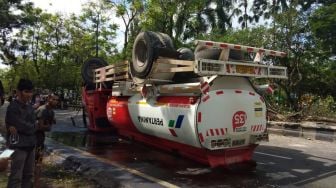 Truk Tangki BBM Terguling Depan Kantor DPRD Banjar, Minyak Tumpah di Jalan