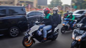 Pengemudi ojek online membawa penumpang di Jalan Trunojoyo Jakarta Selatan, Kamis (18/8/2022). [Suara.com/Alfian Winanto]