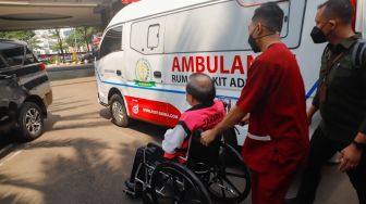 Tersangka kasus dugaan tindak pidana korupsi dan pencucian uang Surya Darmadi dibawa keluar dengan menggunakan kursi roda saat tengah menjalani pemeriksaan di Kejaksaan Agung, Jakarta Selatan, Kamis (18/8/2022). [Suara.com/Alfian Winanto]