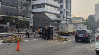 Diduga Ngantuk, Mobil Pick-up Bawa Durian Terguling Usai Tabrak Mobil Box di Tol Jakarta - Tangerang