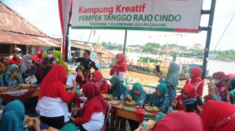 Sejumlah peserta mengikuti lomba makan pempek di Kampung Kreatif Tanggo Rajo Cindo Palembang, Sumatra Selatan, Kamis (18/8/2022).  ANTARA FOTO/Feny Selly
