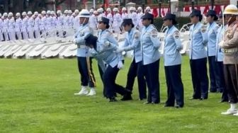 Dibalik Viral Pejabat Berjoget di Istana Negara, Ada Prajurit Wanita yang Bertahan untuk Tidak Jatuh Pingsan