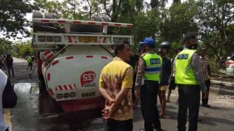 Diduga Karena Oleng, Truk Tangki Bermuatan 10.000 Liter BBM Terbalik di Depan Kantor DPRD Banjar