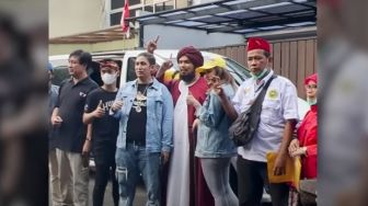 Pengacara Persatuan Dukun Indonesia Emosi Sebut Ustaz Derry Sulaiman Tak Baca Alquran, Begitu Ketemu Malah Foto Bareng