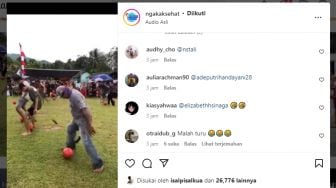 Lomba Tendang Bola Pakai Terong, Pria Ini Justru Jatuh ke Belakang, Warganet: Udah Aku Pause Pak