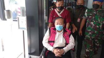 Ngeluh Sakit Jatungnya Kambuh saat Diperiksa Kejagung, Surya Darmadi Akhirnya Dibawa ke Adhyaksa Pakai Ambulans