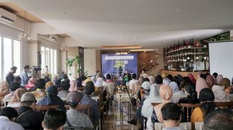 Suasana kegiatan Pasar Lokal Suara UMKM di DuniaKita Cafe &amp; Restaurant, Yogyakarta, Kamis (18/8/2022). [Wahyu Turi Krisanti / SuaraJogja.id]